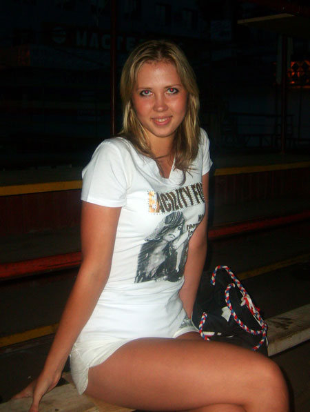 woman looking men - minskbrides.com